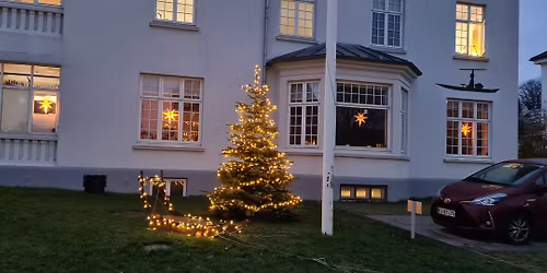 Julestjernet\u00e6nding og julebazar \/ Juullip ulloriaanik ikitsineq aammalu juullimut niuffanneq