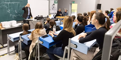 A lebeg\u00e9s m\u0171v\u00e9szete-Egy el\u0151ad\u00e1s az egyens\u00falyban mozg\u00f3 lovak\u00e9rt \u00e9s mosolyg\u00f3 lovasaik\u00e9rt