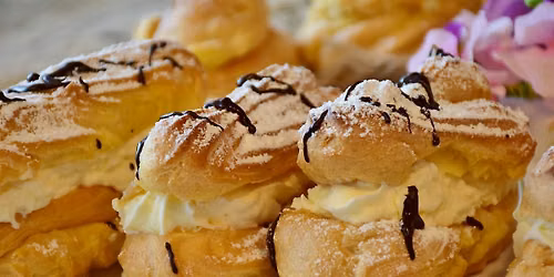 French \u00c9clairs & Cream Puffs: Master Choux Pastry in One Night