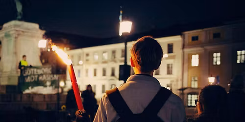 Fackelt\u00e5g till minne av kristallnattens offer