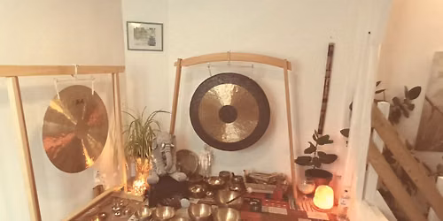 Formation au Voyage Sonore de groupe avec Bols Tib\u00e9tains, Gongs et autres instruments.