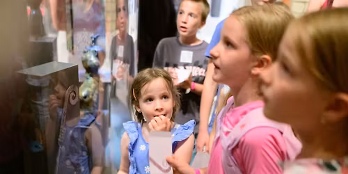 Honfoglal\u00f3 \u0151seink nyom\u00e1ban | Csal\u00e1ddal a m\u00fazeumban