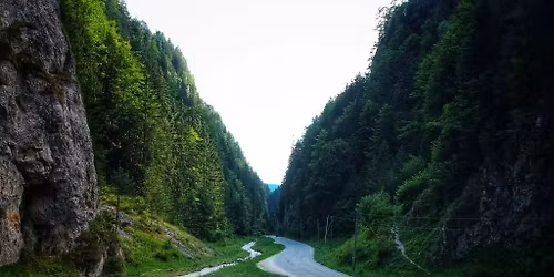 Excursie 1 zi Plimbare cu Tractorasul pe Cheile Dambovicioarei si Pranz Traditional - de la 149 Lei