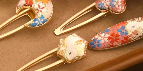 A selyemv\u00e1ros titkai \u2013 Szecsu\u00e1ni brok\u00e1t (Shu brok\u00e1t) k\u00e9zm\u0171ves foglalkoz\u00e1s \/ \u8700\u9526\u7684N\u79cd\u73a9\u6cd5\u2014\u2014\u8700\u9526\u5e03\u827a\u4f53\u9a8c\u5236\u4f5c\u6d3b\u52a8