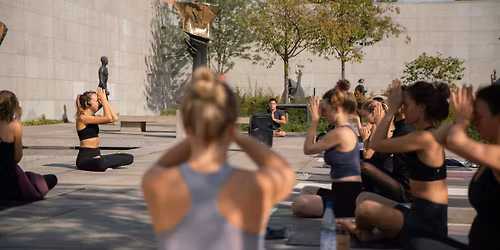 Yoga im Skulpturentgarten | Neue Nationalgalerie