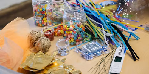 Sommerferiemoro: Smykkeverksted p\u00e5 Holmestrand bibliotek