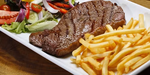 Steak champignon met friet of rundstong in madeira saus