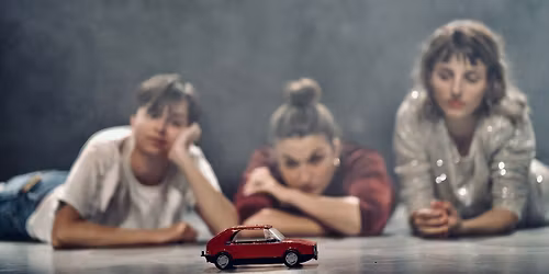 3 Paquets de clopes et une R5, \u00e7a vous fera une incroyable histoire \u00e0 raconter-Cie Les Point Nomm\u00e9es