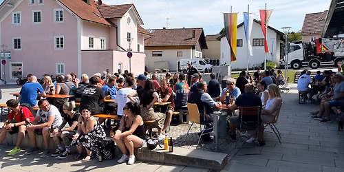 Traditionelles Maibaumaufstellen in der Ortsmitte, Bayerbach