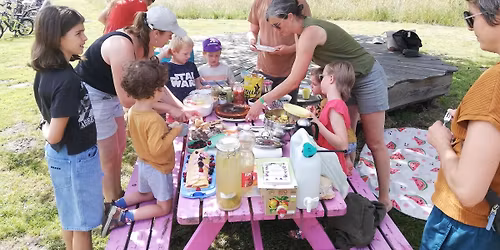 Picknick Potluck in het voedselbos