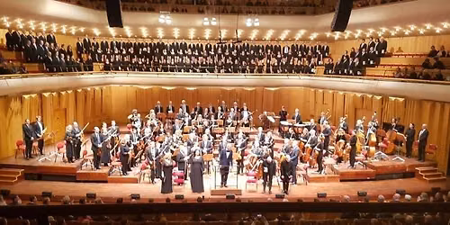 Orkestern Filialen framf\u00f6r Alpsymfonin
