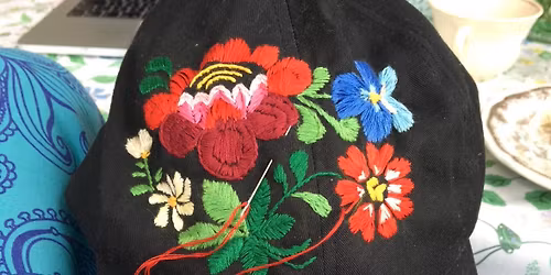 Brodera folkdr\u00e4ktsinspirerade blommor med Mia Fernau