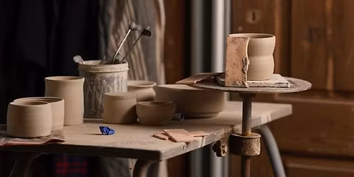 Skab med ler i Keramikv\u00e6rkstedet Aalborg