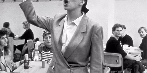 Vernissage - Andrea Fraser : visites de mus\u00e9es