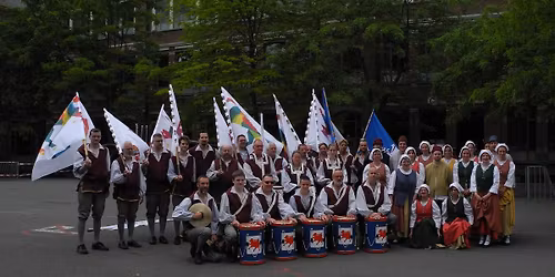 optreden van de #bekendevendeliers van Reynout bij de doortocht van de ronde van Vlaanderen