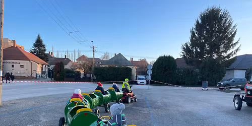 Kicsi a bors er\u0151s \u00e9s f\u00e9nyes avagy mini traktorosok vonul\u00e1sa