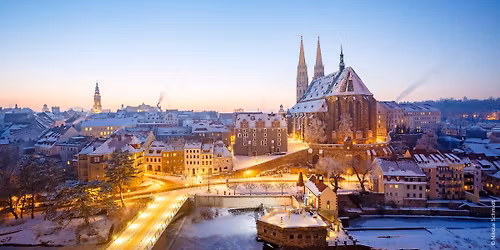 Rundgang durch mittelalterliche Gassen in der Silvesternacht