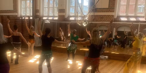 F\u00e6llestr\u00e6ning: Shaabi\/Mahgranat m. Soumya og 3\/4-shimmies m. Birgitte\/Marianne