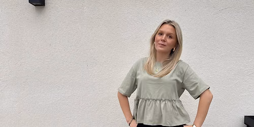 Trubaduren Lowa Lundberg spelar vid Gamla torget