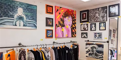 Peignez des v\u00eatements de friperie dans une galerie d'art