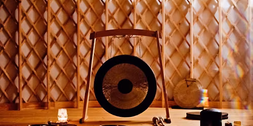 Koncert relaksacyjny w hamakach - misy, gongi i inne instrumenty