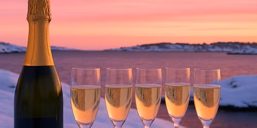 Ny\u00e5r p\u00e5 TanumStrand - d\u00e4r havet m\u00f6ter festen.