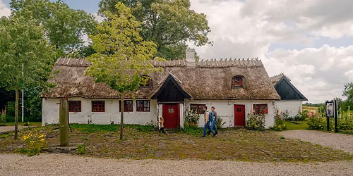 Familiev\u00e6rksted p\u00e5 Gl. Kongsgaard: Byg et mini-hus med historiske materialer 