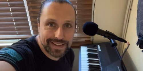 Mike Reyes plays the S&M stage!