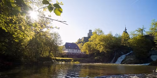 Wandern verbindet Herz und Natur \u2013 Singlewanderung \u00fcber den Traumpfad Pyrmonter Felsensteig