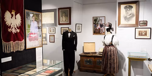 Oprowadzanie kuratorskie po wystawie ,,Z Archiwum Z. Pami\u0105tki rodzinne Polak\u00f3w z Zaolzia.''