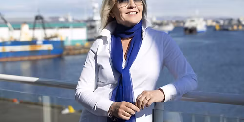 Sirr\u00fd Arnard\u00f3ttir \u00e1 Krossg\u00f6tum: Hrings\u00f3la\u00f0 um borgina \u00ed h\u00e1lfa \u00f6ld