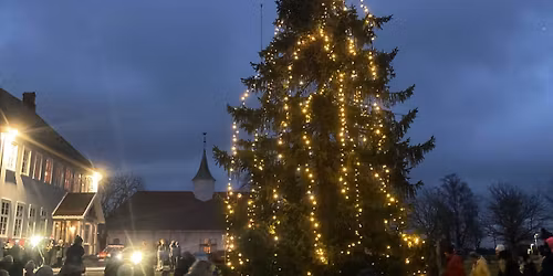 Julemarked og julegrantenning p\u00e5 Tj\u00f8llingvollen \ud83c\udf84\ud83c\udf85\ud83c\udfb6\ud83c\udf81