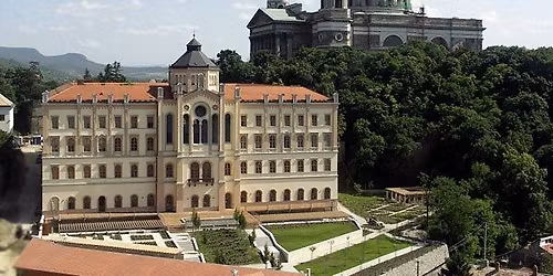 Lev\u00e9lt\u00e1ri s\u00e9ta Esztergomban