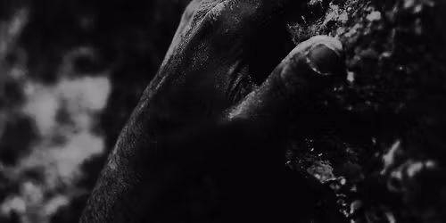 Le mains noires