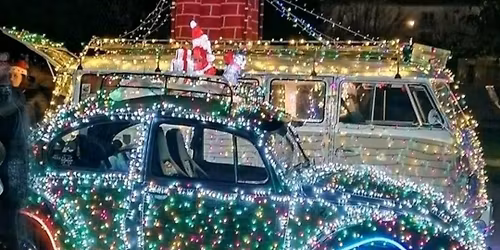 Mont\u00e9limar - D\u00e9fil\u00e9 de No\u00ebl illumin\u00e9 v\u00e9hicules anciens