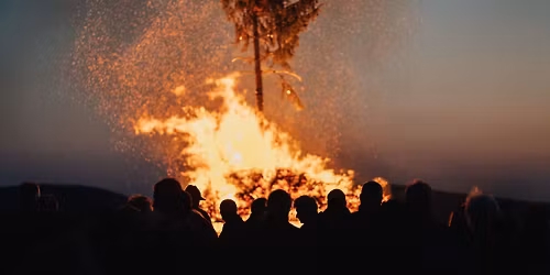 Traditionelles Osterfeuer auf dem Glockenberg