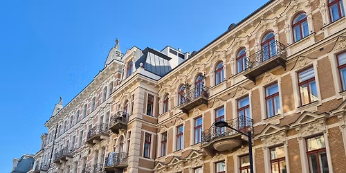 Foksal - czar dawnej Warszawy. Z wej\u015bciem do pa\u0142acu Zamoyskich i starych wn\u0119trz kamienicy.