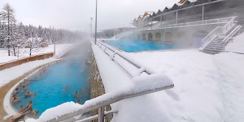 K\u00e9t \u00fcnnep k\u00f6z\u00f6tti laz\u00edt\u00e1s Zakopan\u00e9ban Bukovina Tatranska Termal f\u00fcrd\u0151- Zakopane