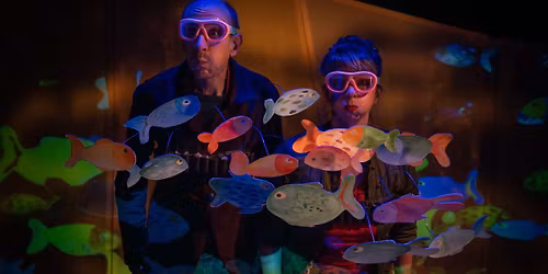 Lola et Dino dans la foule (dans le cadre du festival Marionnettissimo)