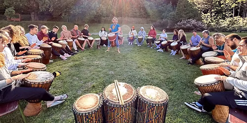 Besz\u00e9l\u0151 dobok \u2013 K\u00f6z\u00f6ss\u00e9gi zen\u00e9l\u00e9s a Magbeat Studioval | \u00dct\u0151hangszeres workshop, vezetett \u00f6r\u00f6mzen\u00e9l\u00e9s