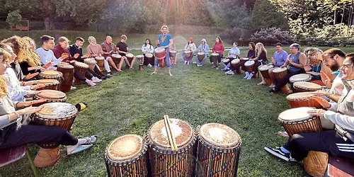 Besz\u00e9l\u0151 dobok \u2013 K\u00f6z\u00f6ss\u00e9gi zen\u00e9l\u00e9s a Magbeat Studioval | \u00dct\u0151hangszeres workshop, vezetett \u00f6r\u00f6mzen\u00e9l\u00e9s