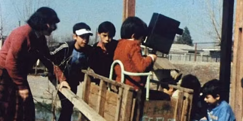 Cent enfants qui attendent un train | Soir\u00e9e EXPO+DOC