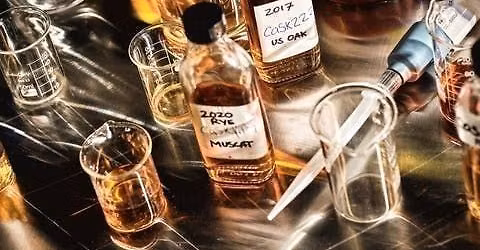 EAST LONDON LIQUOR CO PRESENTS - THREADS BLENDED WHISKY