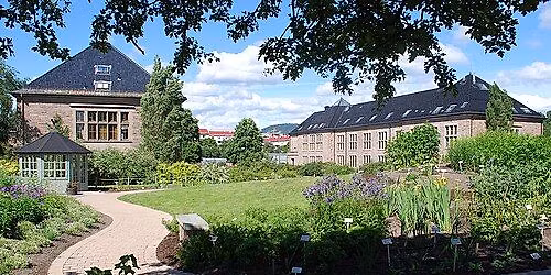 Bryn stasjon - Svartdalen - Botanisk hage - Sofienbergparken - Olaf Ryesplass - Akerselva - Oslo S  