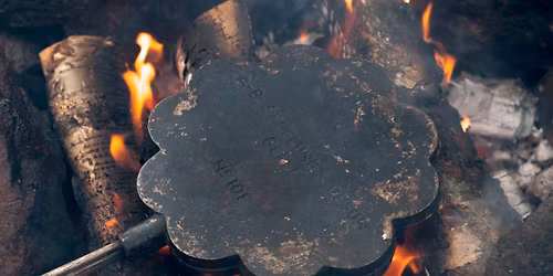 Adventsmys vid elden