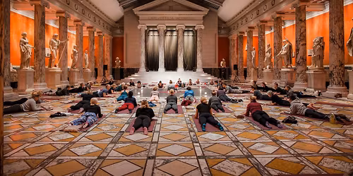 UDSOLGT. Yoga p\u00e5 Glyptoteket
