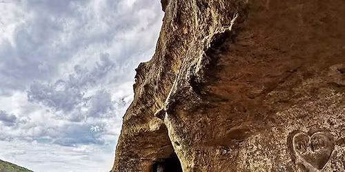 Kisharty\u00e1ni k\u0151lyuk