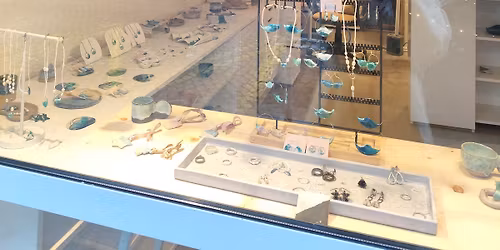 \u041f\u0440\u0435\u0434\u043a\u043e\u043b\u0435\u0434\u043d\u043e \u0432 \u0430\u0442\u0435\u043b\u0438\u0435\u0442\u043e \ud83c\udf84 \u041e\u0442\u043a\u0440\u0438\u0432\u0430\u043d\u0435 \u0438 \u041f\u0440\u0430\u0437\u043d\u0438\u0447\u043d\u0438 \u043d\u0430\u0445\u043e\u0434\u043a\u0438 \u2022 Sealed Waves & Flam atelier