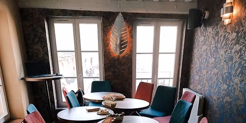 Caf\u00e9 litt\u00e9raire au 3 lumi\u00e8res