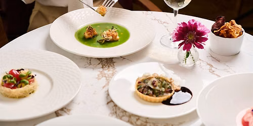 5-course tasting with wine pairing and piano session